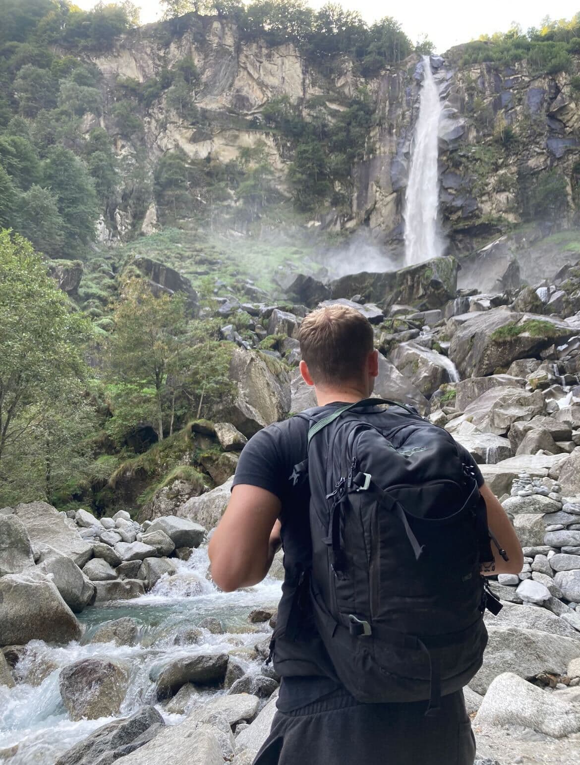 Stephan Winzer beim Wandern in der Natur